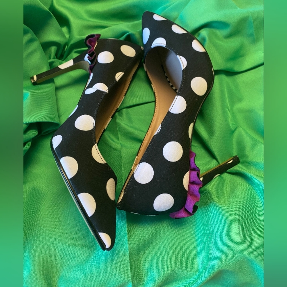 Betsy Johnson Black/White Harbur Ruffle Pumps - Picture 2 of 5